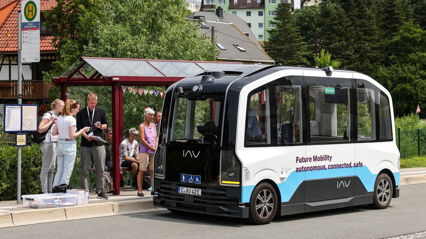 2023 fuhr bereits ein automatisiertes Shuttle zu Testzwecken im Erzgebirge. (Archivbild) Foto: Jan Woitas/dpa