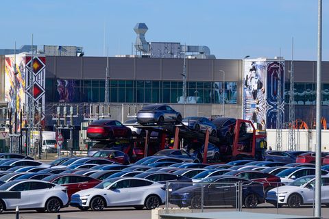 Der US-Elektroautobauer Tesla will die Zahl der Beschäftigten in seinem Werk in Grünheide erhöhen.(Archivbild) Foto: Patrick Ple