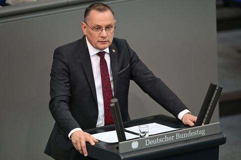 AfD-Chef Tino Chrupalla, in dessen Wahlkreis der Vorfall spielte, trat für seine Fraktion als erster ans Rednerpult. Foto: Marku