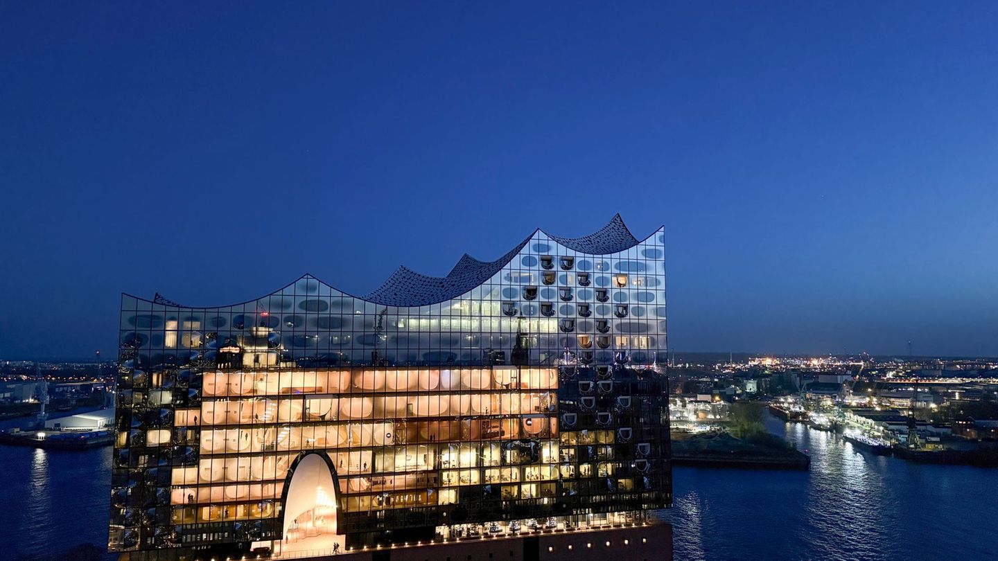 Die Elbphilharmonie feiert im Januar 2027 zehnjähriges Jubiläum. Nun hat der Intendant die kommende Saison vorgestellt. Foto: Ch