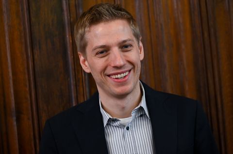 Dominik Krause freut sich auf die Wiesn, aufs Anzapfen und auf Söder. (Archivbild) Foto: Sven Hoppe/dpa