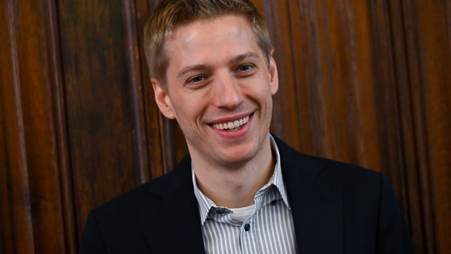 Dominik Krause freut sich auf die Wiesn, aufs Anzapfen und auf Söder. (Archivbild) Foto: Sven Hoppe/dpa