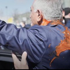 Exilpolitiker Reza Pahlavi mit roter Flüssigkeit bespritzt