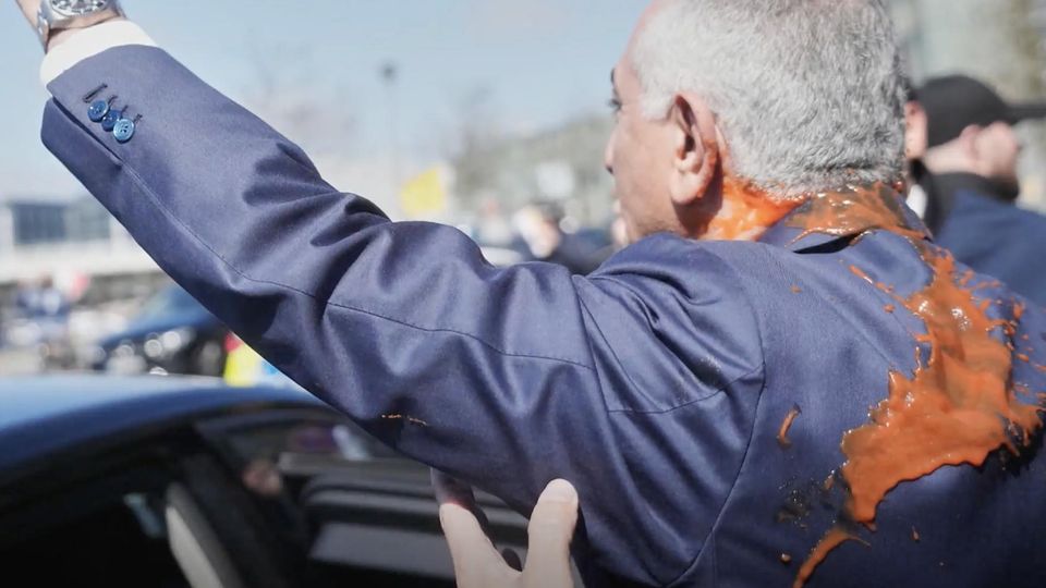 Exilpolitiker Reza Pahlavi mit roter Flüssigkeit bespritzt