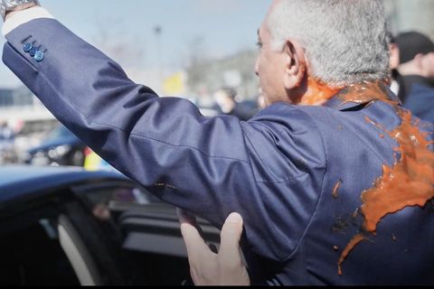 Exilpolitiker Reza Pahlavi mit roter Flüssigkeit bespritzt