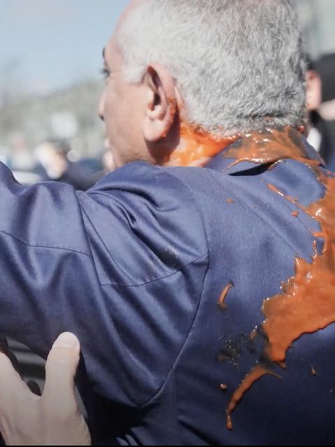 Exilpolitiker Reza Pahlavi mit roter Flüssigkeit bespritzt