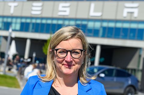 Der US-Elektroautobauer Tesla will die Zahl der Beschäftigten in seinem Werk in Grünheide aufstocken - das begrüßt Brandenburgs