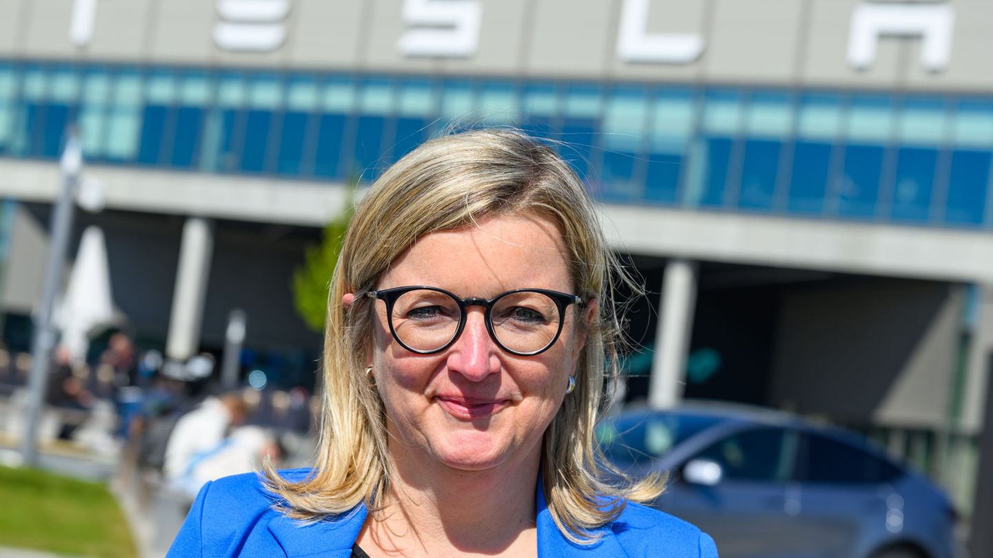 Der US-Elektroautobauer Tesla will die Zahl der Beschäftigten in seinem Werk in Grünheide aufstocken - das begrüßt Brandenburgs