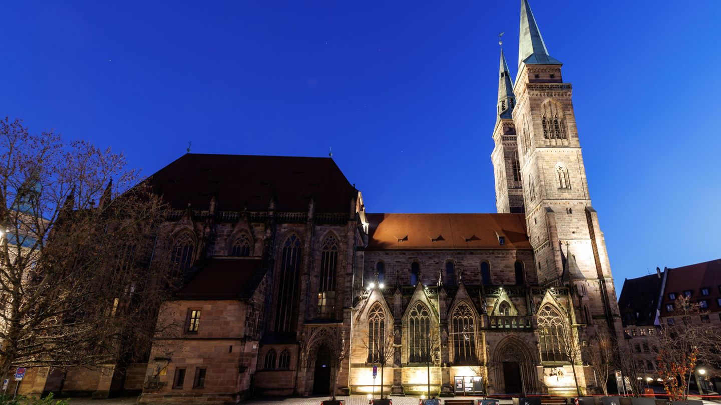 Touristen müssen für den Besuch der Nürnberger Sebalduskirche bald Eintritt bezahlen (Archivbild). Foto: Daniel Karmann/dpa