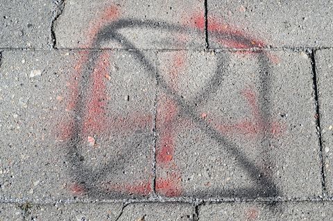 Unkenntlich gemachtes Hakenkreuz - auch an Hessens Schulen kommt es zu extremistischen Vorfällen. (Symbolbild) Foto: Patrick Ple