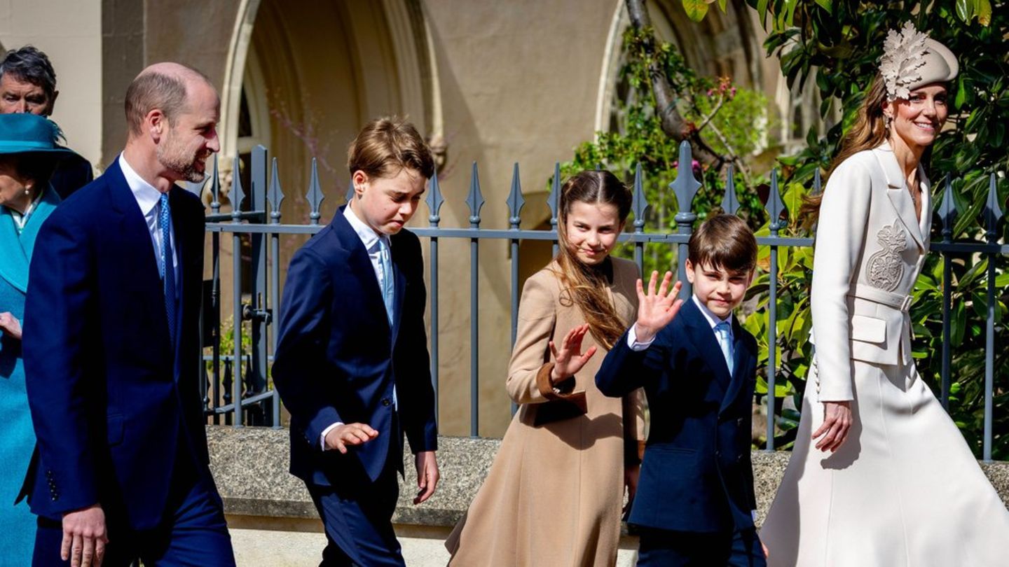 Der winkende Prinz Louis mit seinen Eltern Prinz William und Prinzessin Kate sowie seinen Geschwistern Prinz George und Prinze