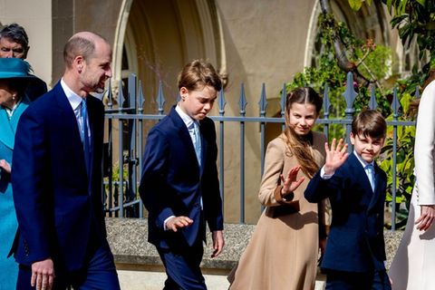 Der winkende Prinz Louis mit seinen Eltern Prinz William und Prinzessin Kate sowie seinen Geschwistern Prinz George und Prinze