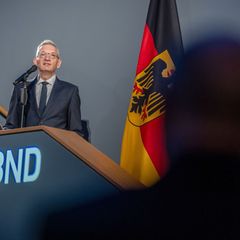 Der Präsident des Bundesnachrichtendienstes, Martin Jäger, will den BND zu einer schlagkräftigen Abwehreinheit gegen Angriffe au