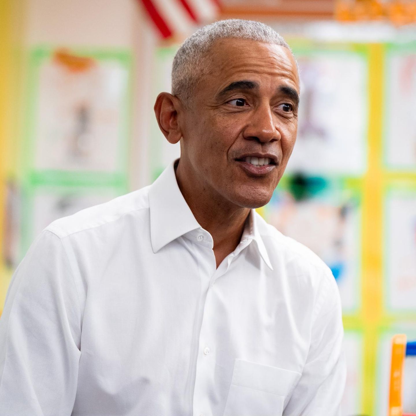 Barack Obama sitzt in einem Klassenzimmer und redet