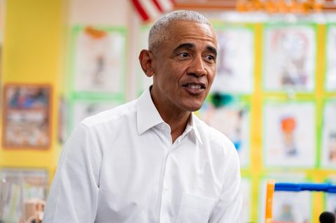 Barack Obama sitzt in einem Klassenzimmer und redet