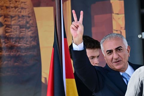 Sprach vor Tausenden Unterstützern: Reza Pahlavi. Foto: Sebastian Gollnow/dpa