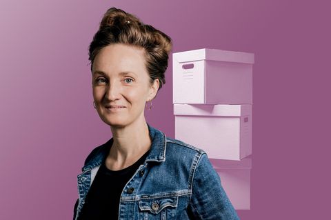 Bis zur Erschöpfung: Montage zeigt Helen Bömelburg vor drei aufeinander gestapelten Kartons