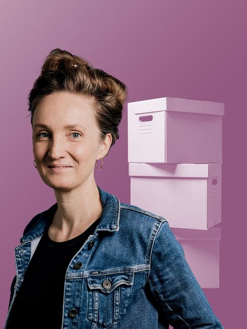 Bis zur Erschöpfung: Montage zeigt Helen Bömelburg vor drei aufeinander gestapelten Kartons