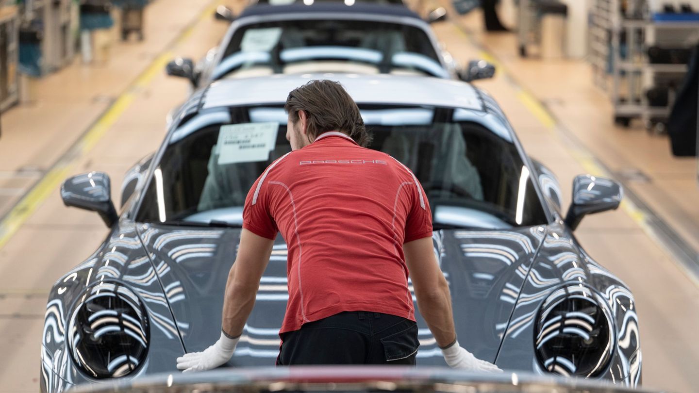 Die Porsche-Mitarbeiter erhalten für 2025 erstmals seit Jahren keine Sonderzahlung. (Archivbild) Foto: Marijan Murat/dpa