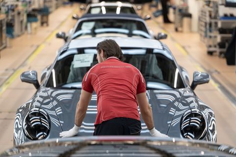 Die Porsche-Mitarbeiter erhalten für 2025 erstmals seit Jahren keine Sonderzahlung. (Archivbild) Foto: Marijan Murat/dpa