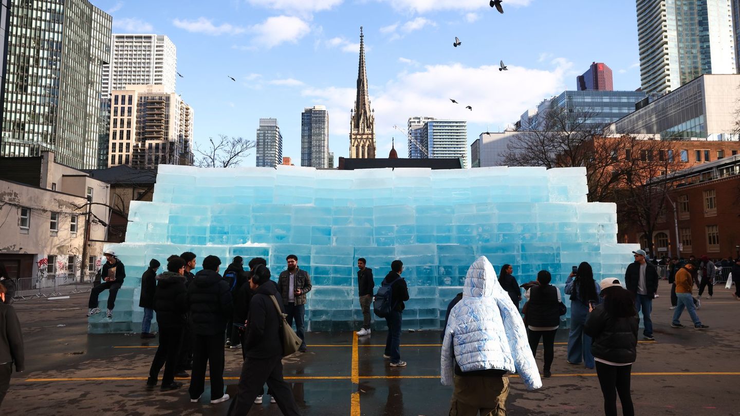 Gigantischer Eisblock: PR-Aktion für Drake-Album sorgt für Chaos in Toronto