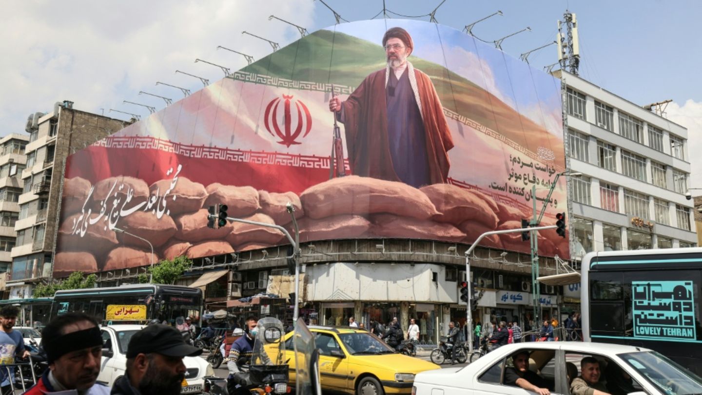 "NYT": Irans oberster Führer Chamenei schwer verletzt - aber "klar im Kopf"