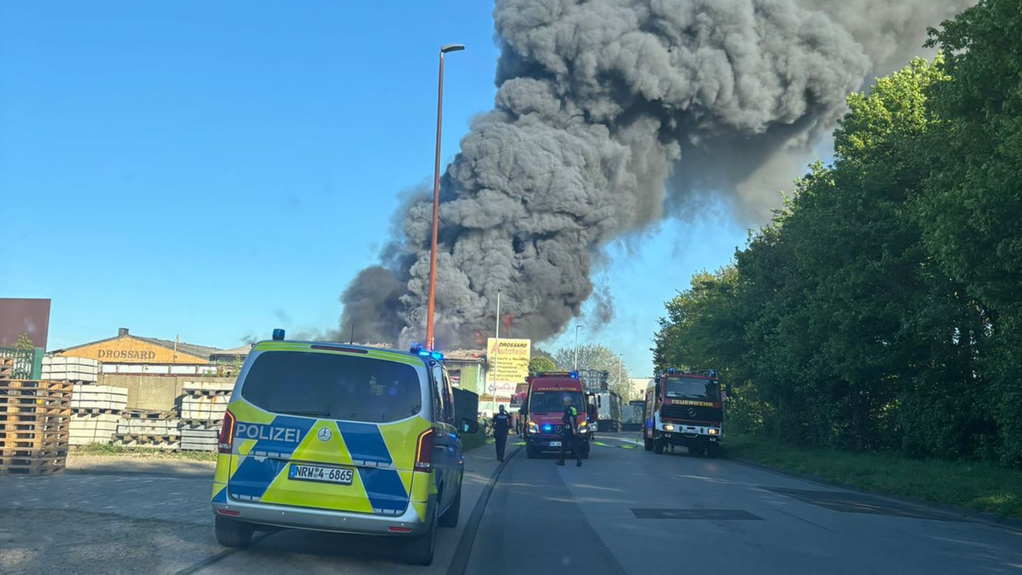 Feuerwehr-Einsatz: Brand auf Schrotthof – Warnung für Anwohner