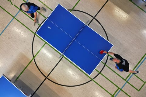 Tischtennis-Training im niedersächsischen Warsingsfehn. Foto: Lars Penning/dpa