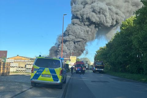 Großalarm in Grevenbroich. (Handout) Foto: -/Feuerwehr Grevenbroich/dpa