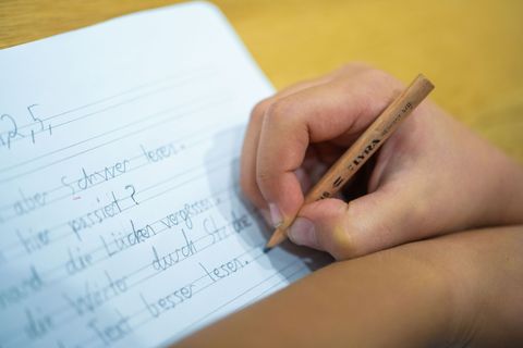 Die jungen Autorinnen und Autoren der 100 gelungensten Briefe sollen bei einem Festakt ausgezeichnet werden. (Symbolfoto) Foto: