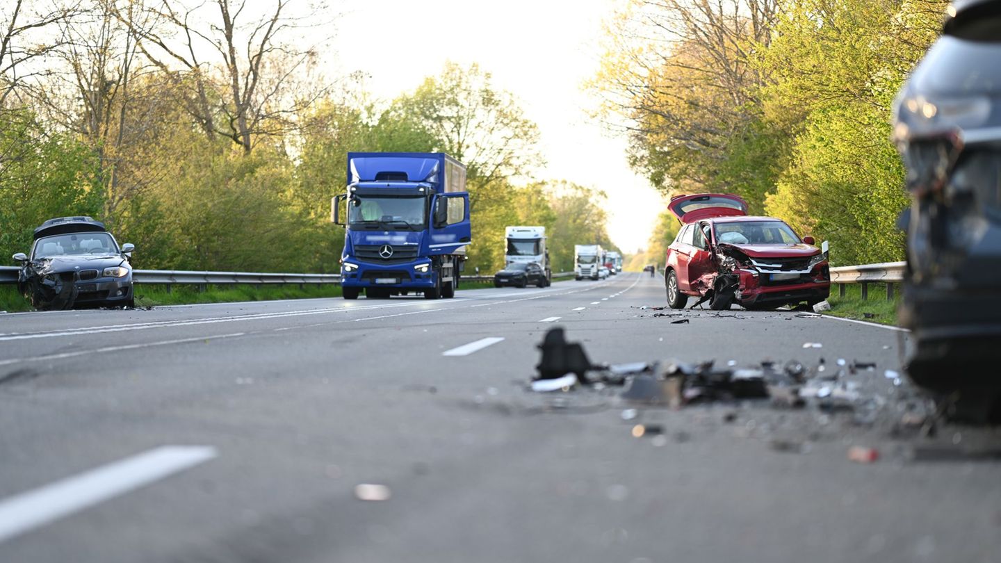 Landkreis Cloppenburg: Drei Verletzte bei doppeltem Auffahrunfall auf B27