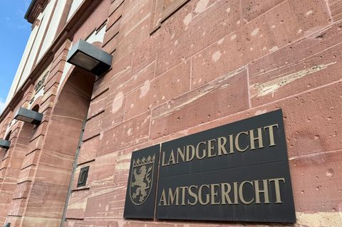 Ein Nachbarschaftsstreit mit tödlichem Ausgang beschäftigt das Landgericht Hanau. (Symbolfoto) Foto: Michael Bauer/dpa