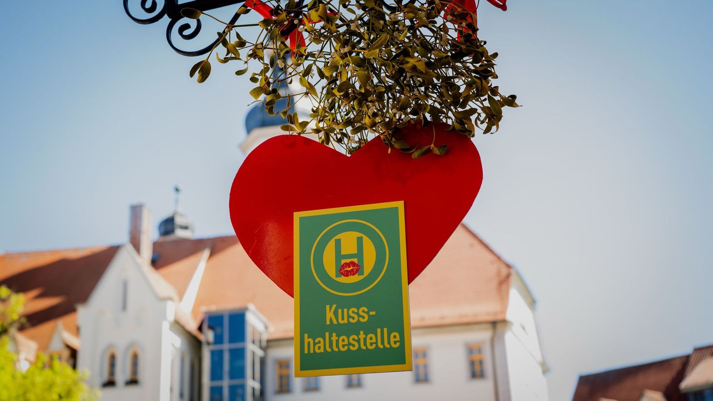 Rotes Herz und Mistelzweig: Auf dem Marktplatz in Eisenberg ist Küssen ausdrücklich erwünscht. Foto: Jacob Schröter/dpa
