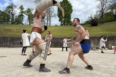 Mehr als 50 Schüler zählt die Gladiatorenschule Trier. (Archivbild) Foto: Birgit Reichert/dpa
