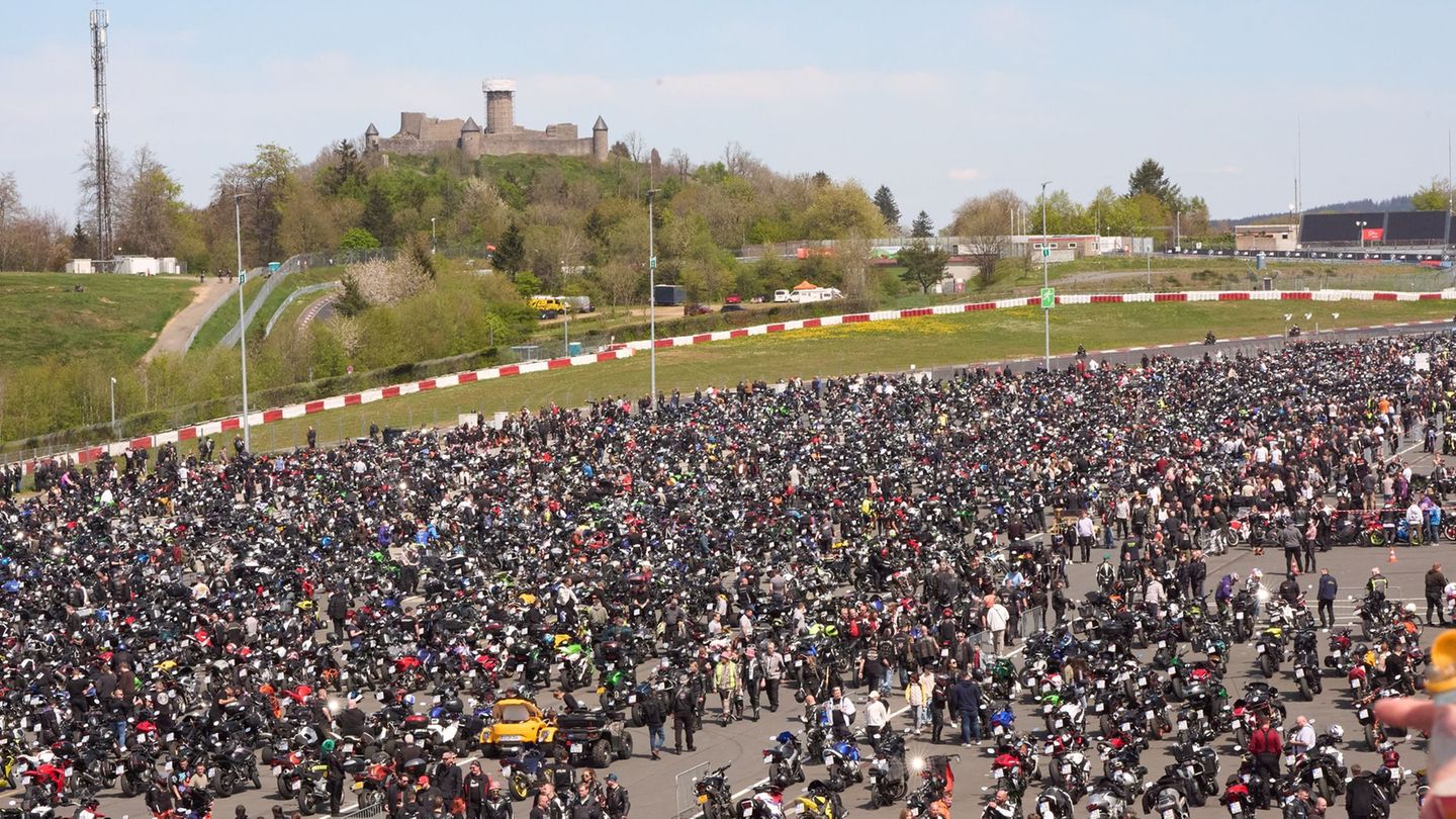 Nürburgring: "Gefühl der Freiheit" - Biker starten Saison mit Gottessegen