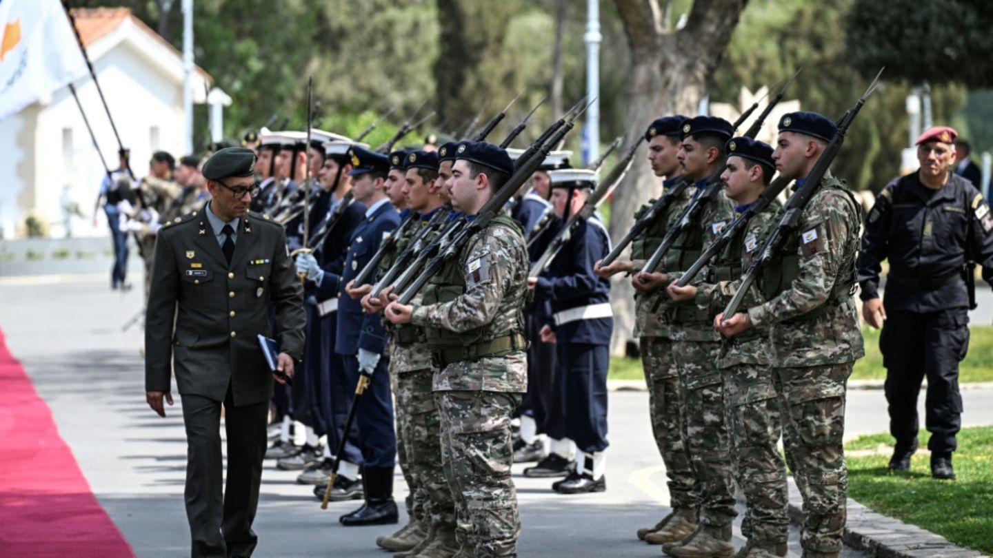 Empfangsgarde für EU-Staats- und Regierungschefs