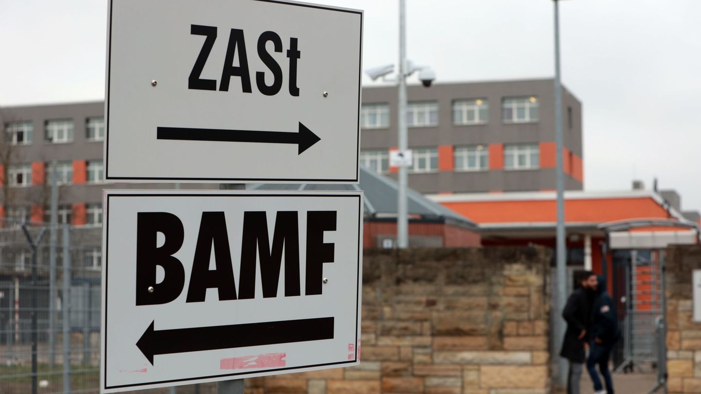 In Sachsen-Anhalt kommen immer weniger Asylsuchende an. (Archivbild) Foto: Matthias Bein/dpa-Zentralbild/dpa