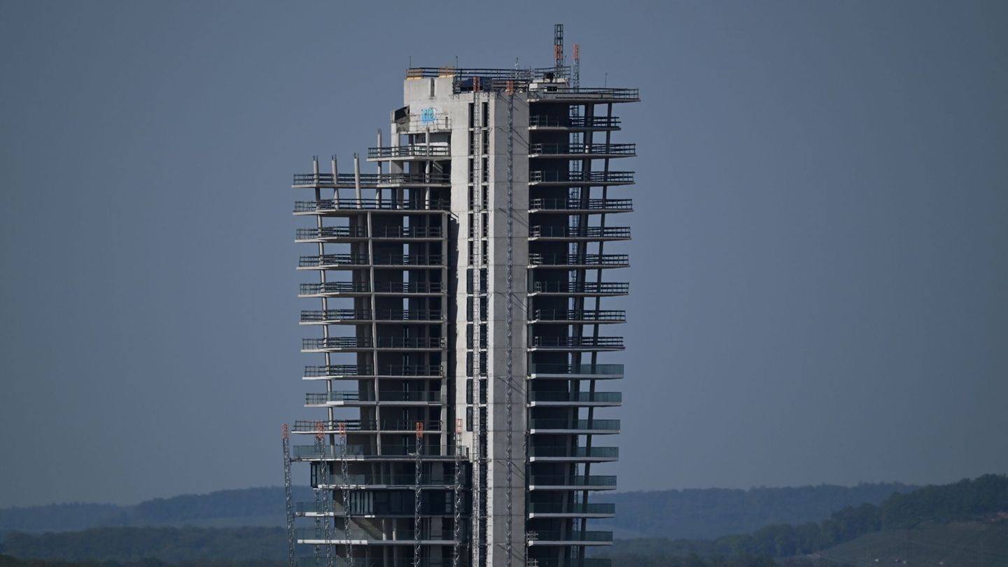 Baden-Württembergs geplantes höchstes Wohngebäude wartet auf die Fertigstellung. (Foto-Produktion) Foto: Marijan Murat/dpa