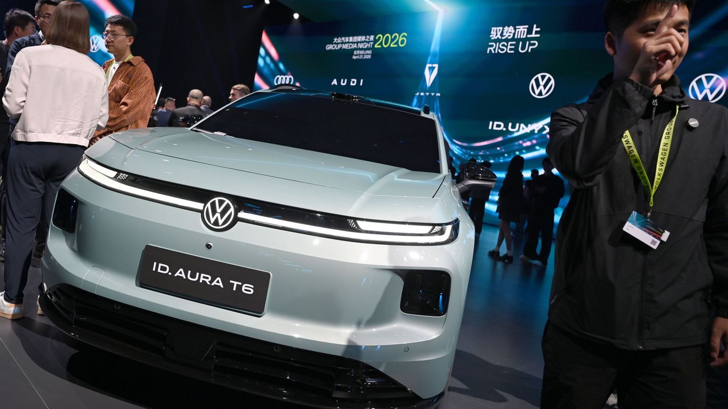 Deutschlands Autobauer wollen in Peking ihre neue Technik zeigen. Foto: Johannes Neudecker/dpa