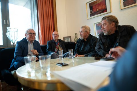 Joachim Król (1.v.l) und Armin Rohde (1.v.r), die beide aus Bergarbeiterfamilien stammen, erzählen von Mobbing in ihrer Schulzei