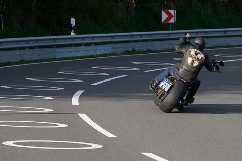 Runde Markierungen sollen in Südniedersachsen Motorradfahrer vor schweren Verletzungen schützen. Foto: Swen Pförtner/dpa