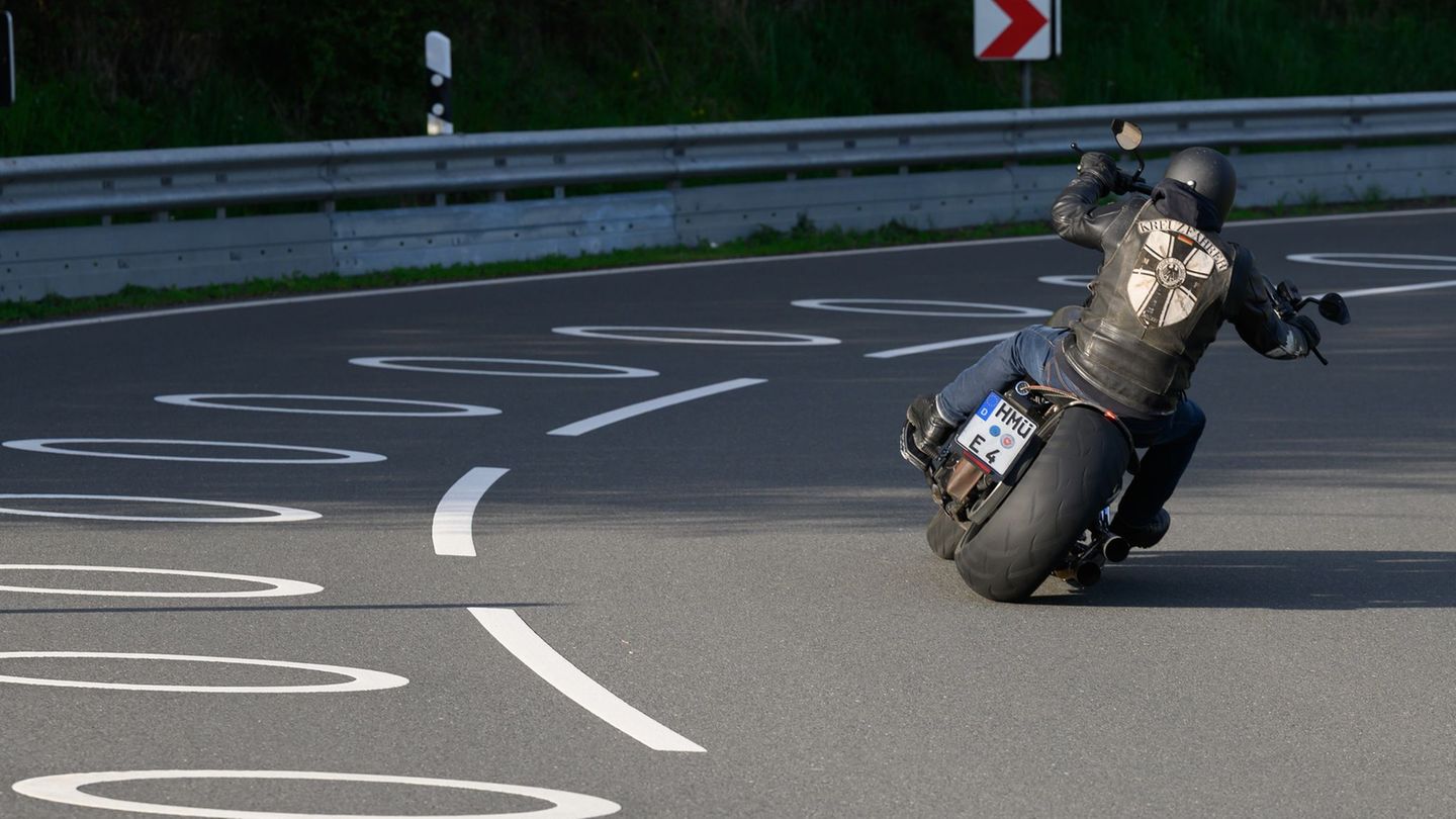 Neues Konzept in Niedersachsen: Wie Kreise auf der Straße Motorradfahrer schützen sollen