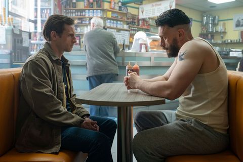 Jamie Bell (links) als Niall und Richard Gadd als Ruben in einer Szene der Miniserie "Half Man". Die sechs Folgen erscheinen wöc