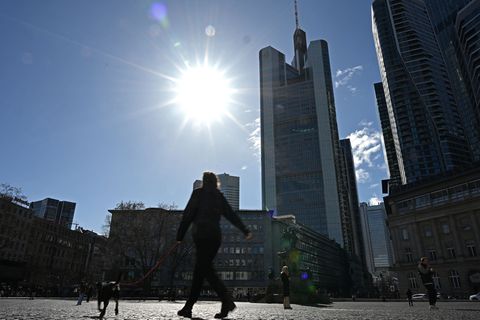 Sonne und milde Temperaturen laden am Wochenende in Hessen nach draußen ein. (Archivbild) Foto: Michael Brandt/dpa