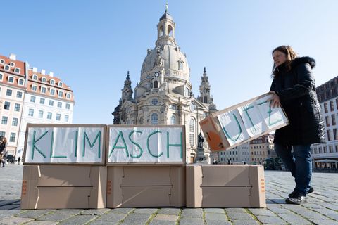 Auch vor einem Jahr wurde in Dresden für besseren Klimaschutz demonstriert. (Archivbild) Foto: Sebastian Kahnert/dpa