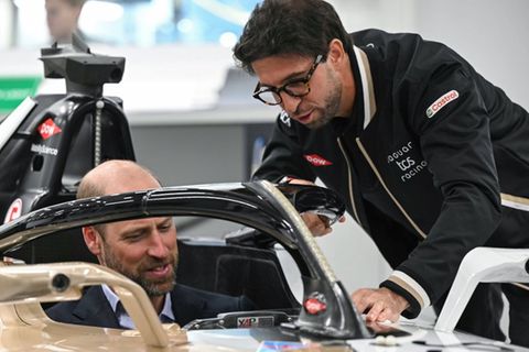 William sitzt in einem Formel-E-Rennwagen