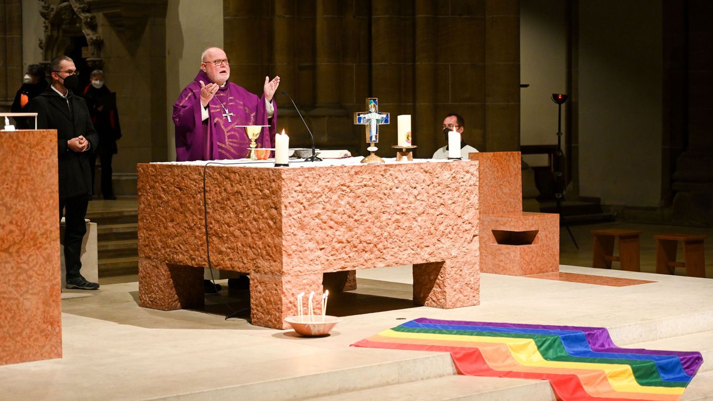 Marx hat die förmliche Segnung homosexueller Paare in seinen Bistümern offiziell erlaubt (Archivbild). Foto: Tobias Hase/dpa