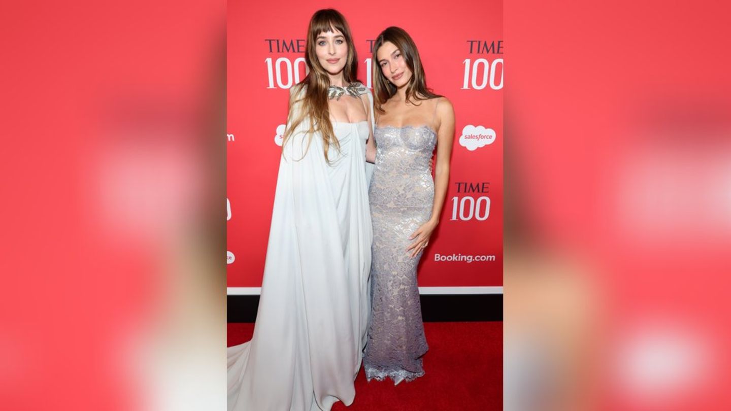 Dakota Johnson (li.) und Hailey Bieber haben gemeinsam bei der "Time 100"-Gala posiert.