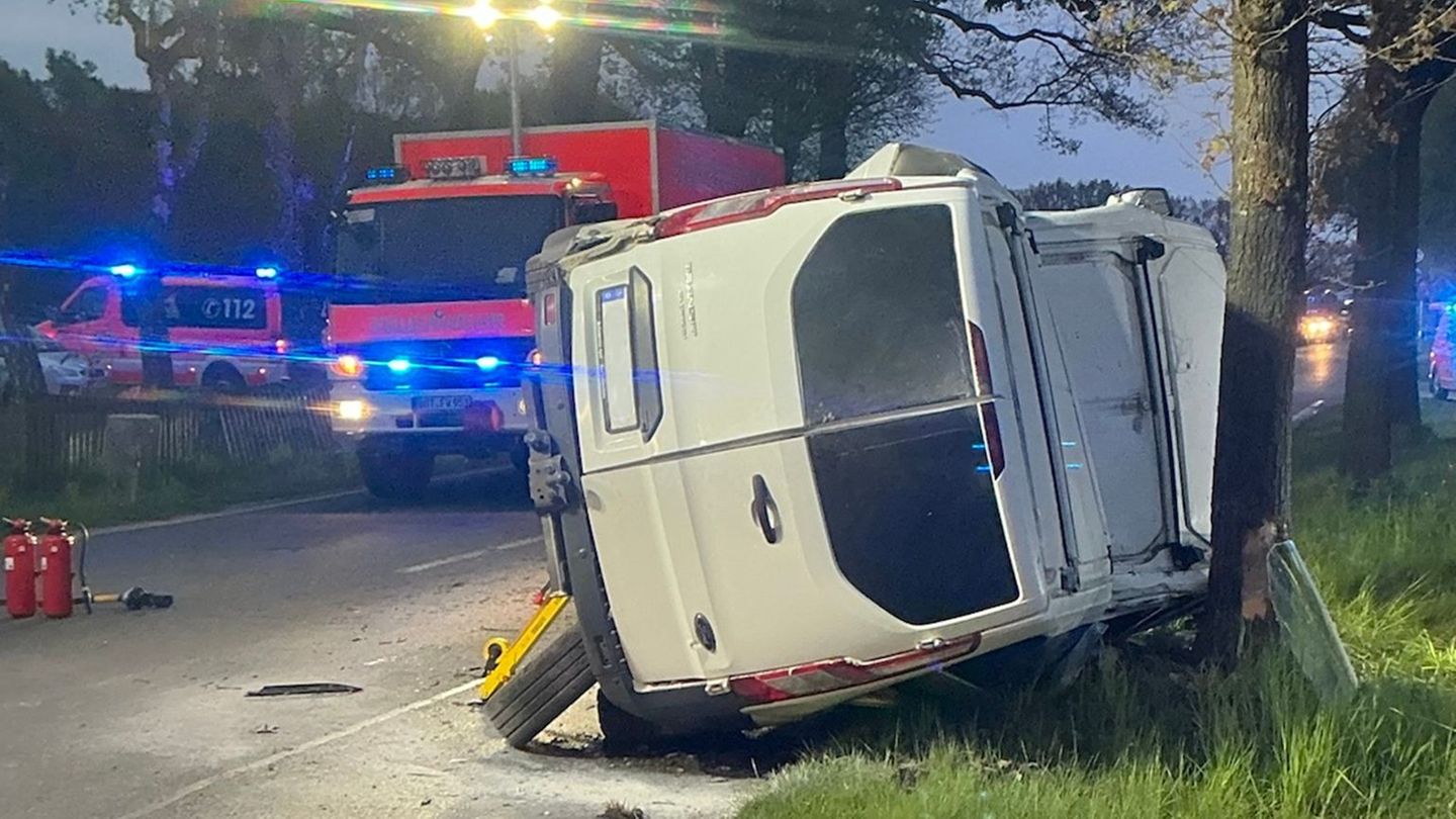 Verkehrsunfall: Transporter nach Zusammenstoß mit Auto gegen Baum geprallt