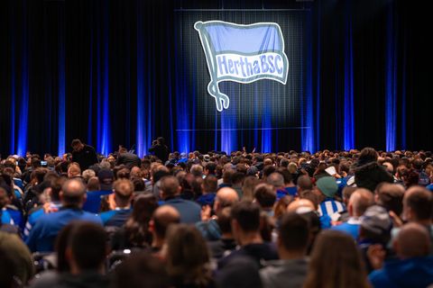 Einige Themen könnten auf Herthas Mitgliederversammlung für Zündstoff sorgen. (Archivbild) Foto: Soeren Stache/dpa